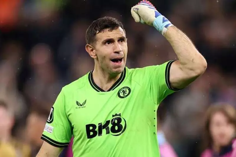 أسباب غياب إيمليانو مارتينيز عن مباراة أستون فيلا ونيوكاسل الافتتاحية