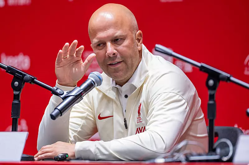 سلوت يوضح أسباب غياب جرافينبرخ أمام كريستال بالاس