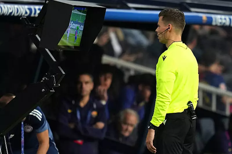 الـVAR يثير الجدل في موقعة برشلونة